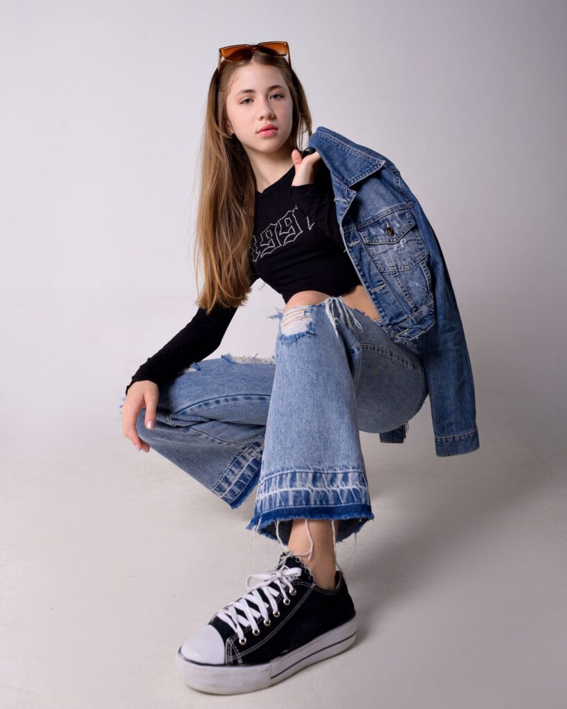 Nastolatka w szerokich jeansach i kurtce jeansowej, młodzieżowa stylizacja