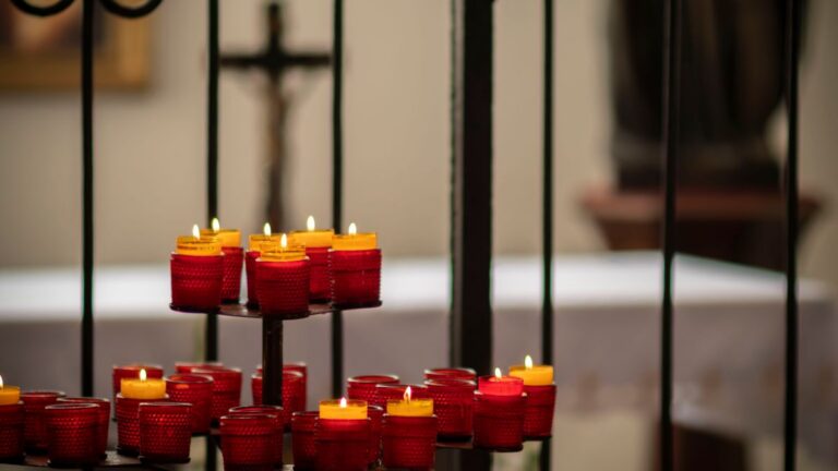 Czerwone znicze przed ołtarzem w kościele
